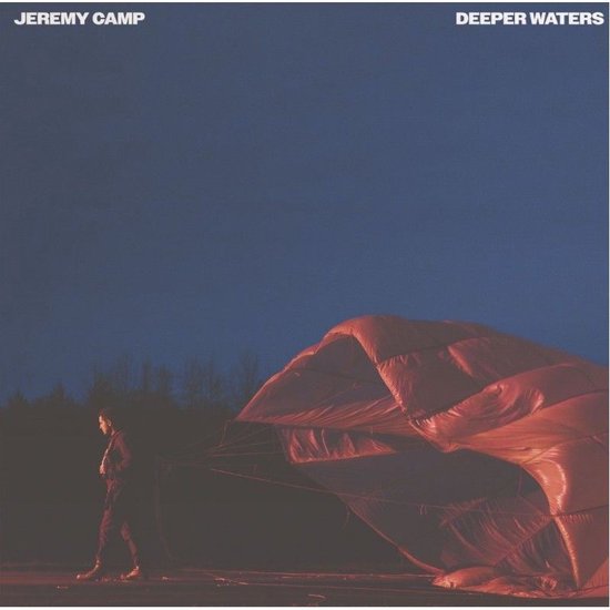 Jeremy Camp - Deeper Waters albumhoes. Een man loopt langs een rode parachute bij schemering.