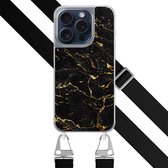 Hoesje met zwart koord - Geschikt voor iPhone 15 Pro - Marmer zwart goud - Verstelbaar & verwisselbaar koord - TPU backcover - Zwart, Goud - Leuke Telefoonhoesjes