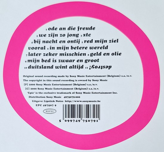 Lijst met liedjes in het Nederlands en Engels, binnen een roze cirkel, met barcode en cd-informatie.
