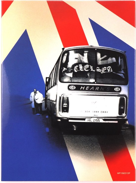 Achterkant van een bus met 'CHELSEA' op het raam, voor de Britse vlag. Man in witte jas staat ernaast.