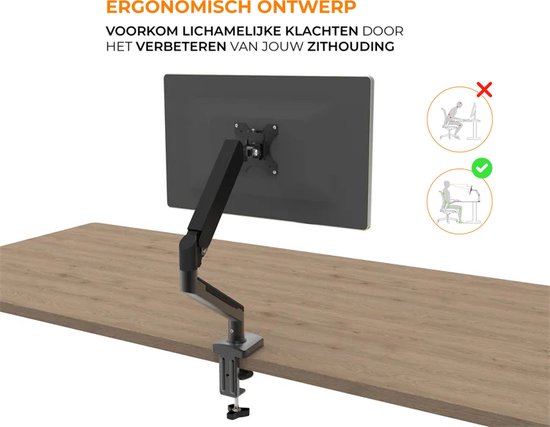 Zwarte monitorarm op een houten bureau, met ergonomische weergave van de zitpositie.