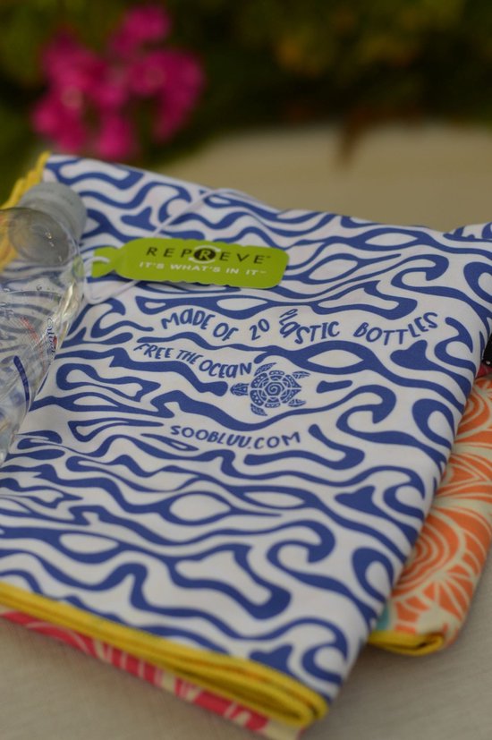 Een tasje met blauwe golven print en tekst 'Made of 20 plastic bottles', met een plastic fles ernaast. Repreve label zichtbaar.