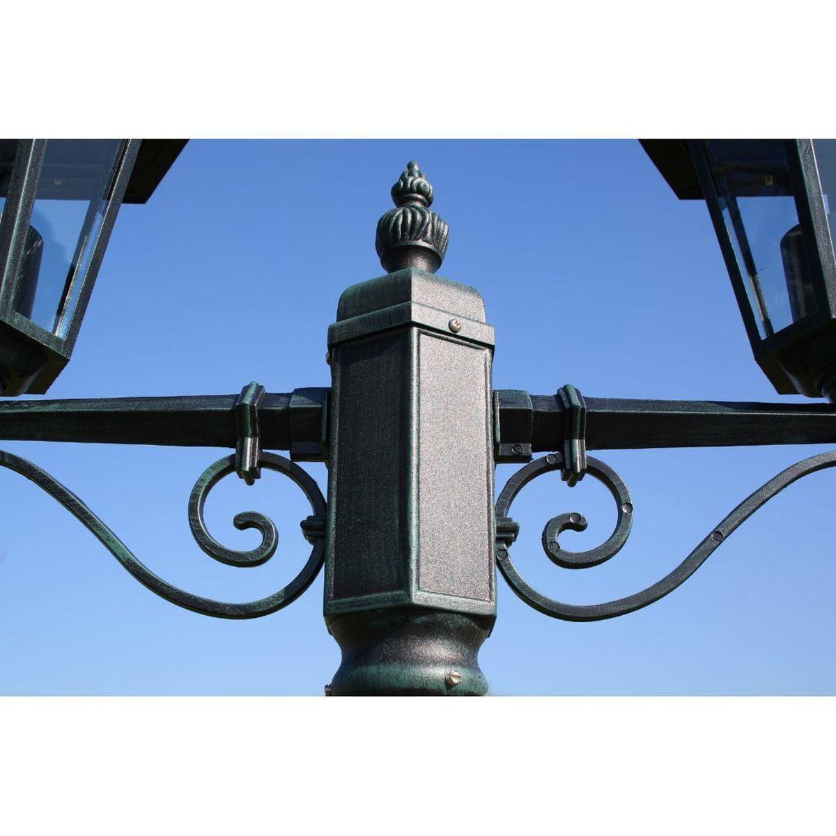EA242. Aluminium halve wandlantaarn. Hoogte: 53 cm