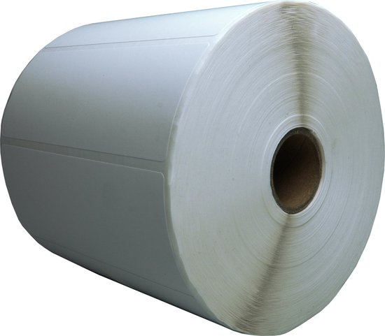 Grote rol witte etiketten, met een kartonnen kern, op een witte achtergrond.