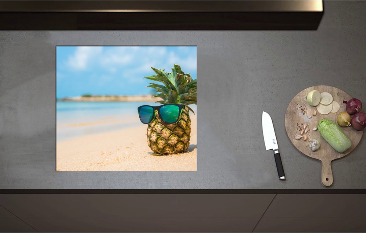 Inductieplaat Beschermer - Ananas met Zonnebril Chillend op het Strand - 58x52 cm - 2 mm Dik - Inductie Beschermer - Bescherming Inductiekookplaat - Kookplaat Beschermer van Zwart Vinyl