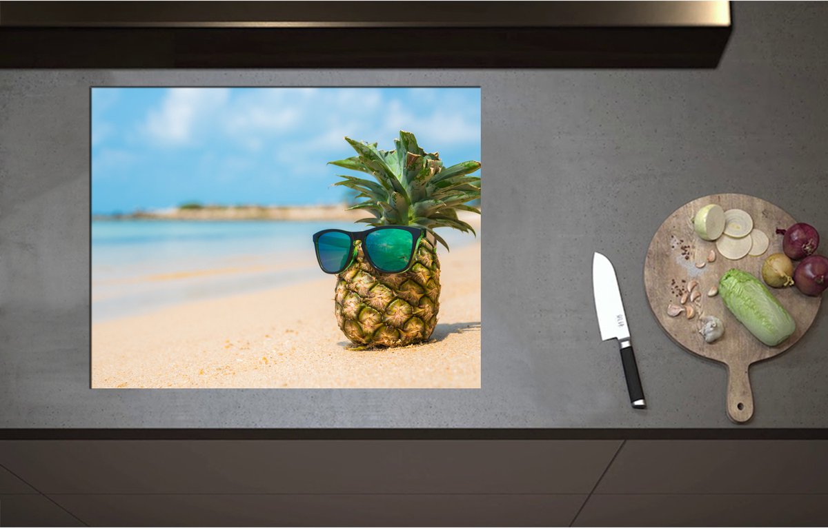 Inductieplaat Beschermer - Ananas met Zonnebril Chillend op het Strand - 71x55 cm - 2 mm Dik - Inductie Beschermer - Bescherming Inductiekookplaat - Kookplaat Beschermer van Zwart Vinyl