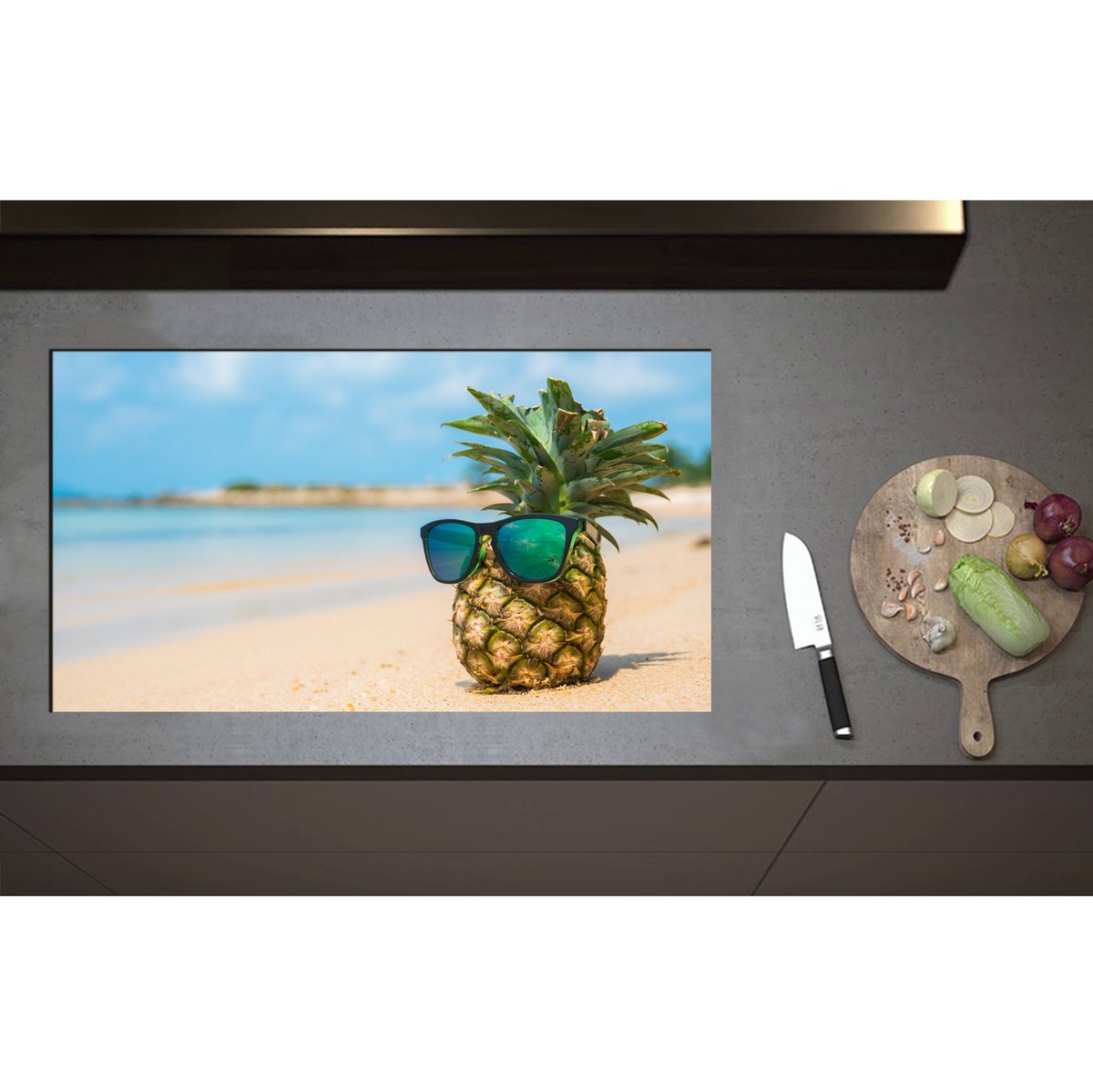 Inductieplaat Beschermer - Ananas met Zonnebril Chillend op het Strand - 90x50 cm - 2 mm Dik - Inductie Beschermer - Bescherming Inductiekookplaat - Kookplaat Beschermer van Zwart Vinyl