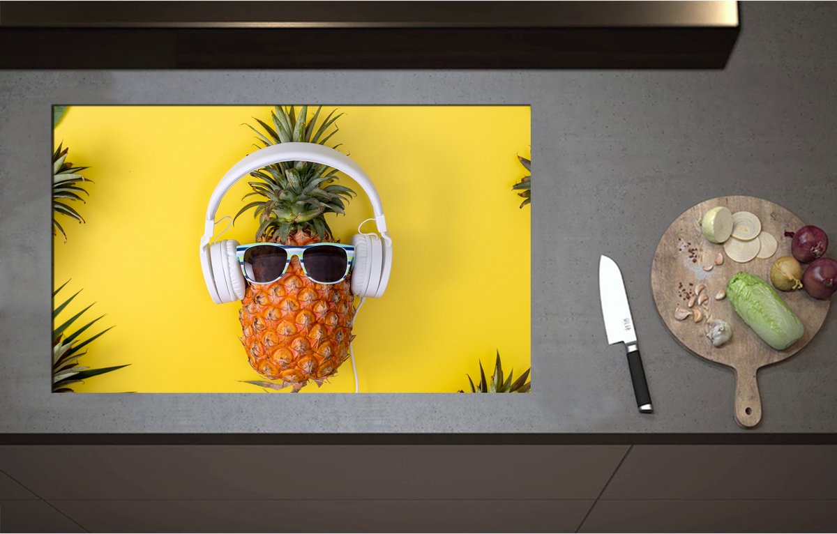 Inductieplaat Beschermer - Ananas met Witte Headset op Felgele Achtergrond - 85x52 cm - 2 mm Dik - Inductie Beschermer - Bescherming Inductiekookplaat - Kookplaat Beschermer van Zwart Vinyl