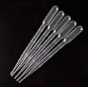 Cinq pipettes transparentes en plastique avec des marques de volume.