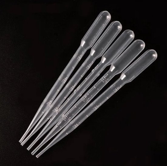 Cinq pipettes transparentes en plastique avec des marques de volume.