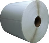 Grote rol witte etiketten, met een kartonnen kern, op een witte achtergrond.