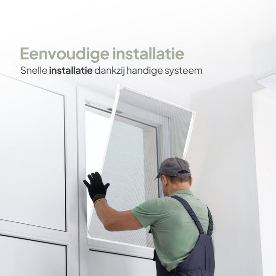 Man met overall installeert een witte magnetische raamhor in een wit kozijn.