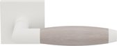 Deurkruk op rozet - Wit - RVS - GPF bouwbeslag - Ika Deurklink wit/ eiken whitewash haaks met trapezium eindknop op vierkante