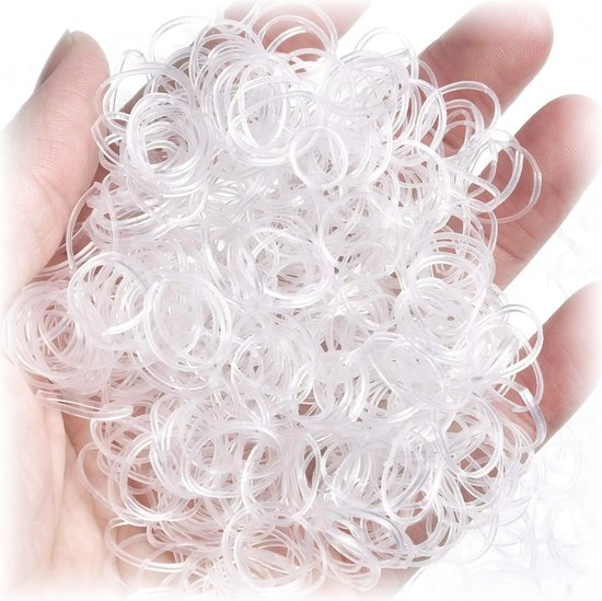 Een hand houdt een hoopje kleine, transparante elastiekjes vast.