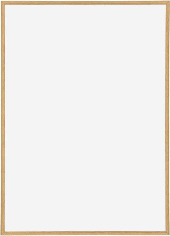 Een houten fotolijst met een beukenkleurige lijst, die een deel van een witte achtergrond bedekt.