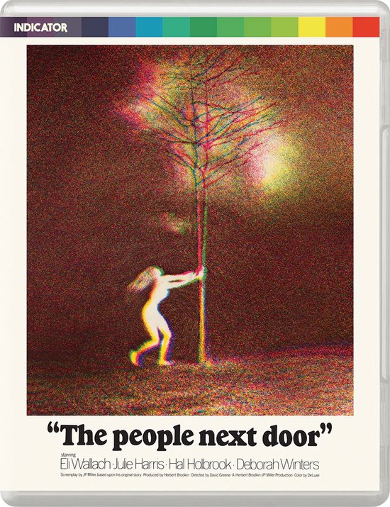 Een vrouw die een boom omhelst, met een psychedelisch, korrelig effect. Poster voor 'The people next door'.