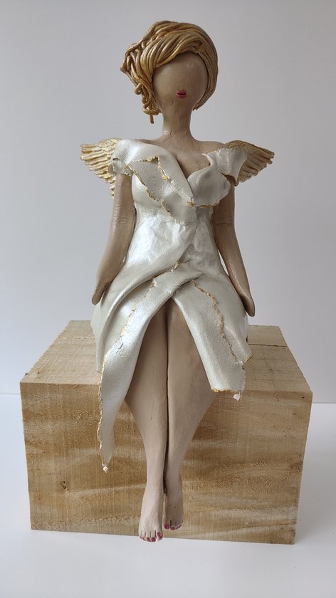 Hedra- engel-Beeld dikke dame zittend beeld met vleugels-wit met rose gouden details -handgemaakt-klei-nederlands product- 33cm hoog-decoratie interieur-ongewoonbijzonder-kunst-uniek beeld-dikke dames