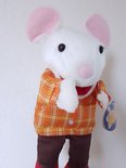 Witte muis handpop in geruite oranje blouse, met handen die naar voren wijzen.