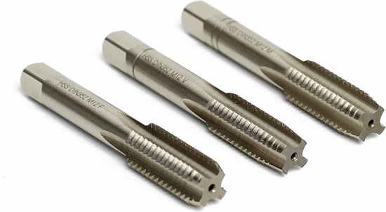 Drie metalen M12 M-taps (fijn, medium, grof) met schroefdraad, HSS DIN352 M12, op witte achtergrond.