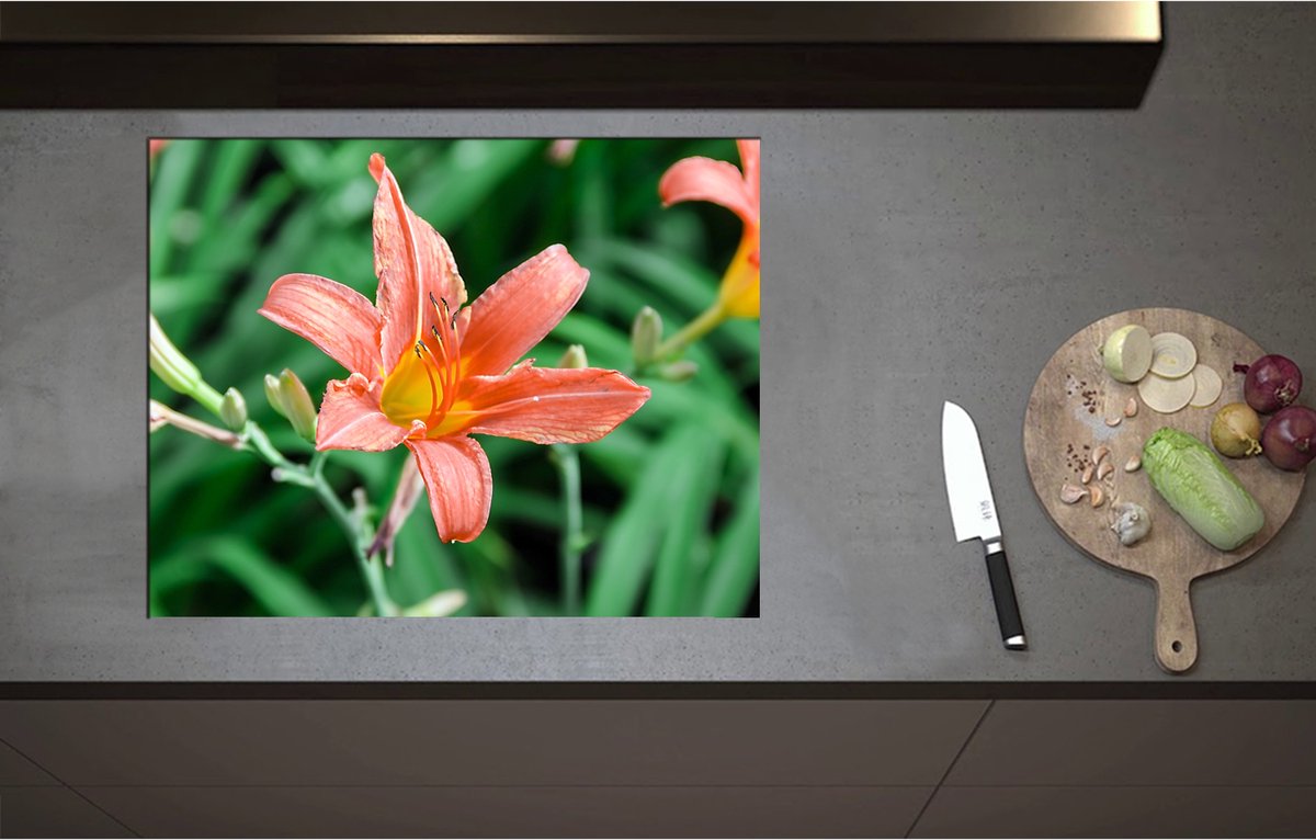 Inductieplaat Beschermer - Bloemenveld van Oranje Lelies - 70x55 cm - 2 mm Dik - Inductie Beschermer - Bescherming Inductiekookplaat - Kookplaat Beschermer van Zwart Vinyl