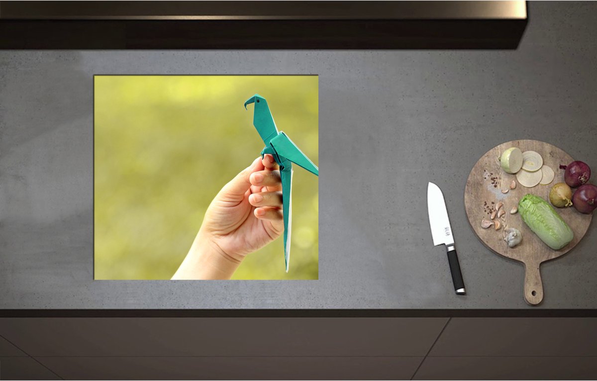 Inductieplaat Beschermer - Blauwe Origami Vogel op Hand van Mens in Groene Omgeving - 57x52 cm - 2 mm Dik - Inductie Beschermer - Bescherming Inductiekookplaat - Kookplaat Beschermer van Zwart Vinyl