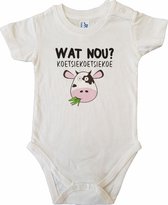 Witte romper met "Wat nou? Koetsiekoetsiekoe" - 6 maanden - babyshower, zwanger, cadeautje, kraamcadeau, grappig, geschenk, baby, tekst, bodieke