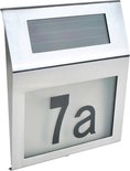 Zilverkleurige huisnummerlamp met nummer '7a' verlicht, met zonnepaneel bovenaan.