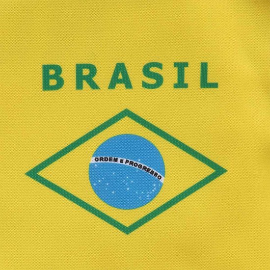 Detail van een gele stof met het opschrift 'BRASIL' en het Braziliaanse vlaglogo.