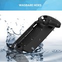 Zwarte siliconen hoes voor de Playstation Portal, ondergedompeld in water.