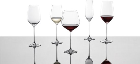 Cinq verres, remplis de vin rouge et blanc, ou vides.