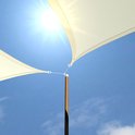 Beige zonnedoeken bevestigd aan een houten paal onder de zon.