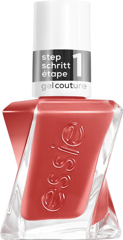 Essie gel couture nagellakflesje met zalmroze nagellak.
