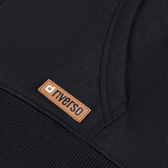 Detail van een bruin label met 'driverso' logo op een zwarte hoodie.