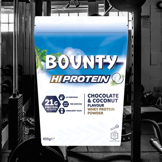 Bounty Hi Protein Poeder, chocolade & kokos smaak, 455g, in een sportschool setting.