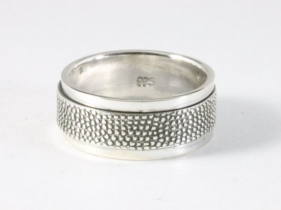 Bague en argent avec un motif texturé détaillé autour de la bande centrale. L'intérieur indique '925'.