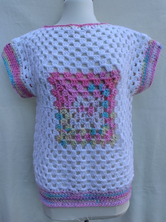 Handgehaakte trui korte mouw in wit met pastelkleuren