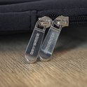 Zilverkleurige ritsen met 'COVERZS' erop, op een donkerblauwe laptoptas.