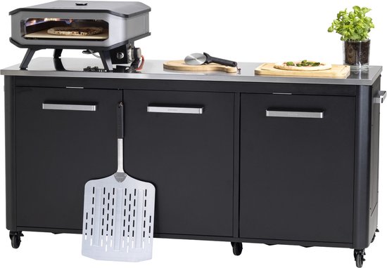 Cozze pizzamaker op een zwarte kast, met pizzalepel ernaast.
