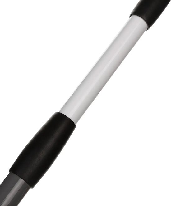 Uitschuifbare steel met zwarte handvatten en grijze en witte secties.