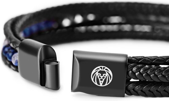 Sluiting van een zwarte gevlochten leren armband, met blauwe kralen en leeuwenlogo.