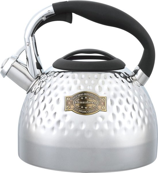 Bouilloire siffleur argentée avec motif martelé, anse noire et logo métallique.