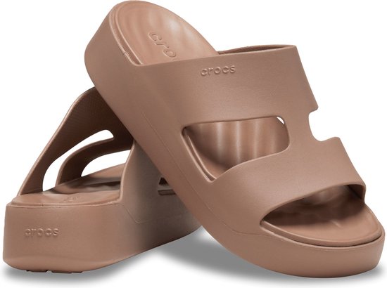 Paar roze Crocs slippers met plateauzool en Crocs logo, naast elkaar geplaatst.