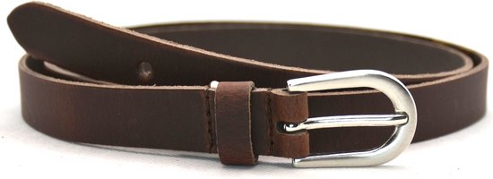 Smalle bruine leren riem met zilverkleurige gesp. Leren riem is opgerold.