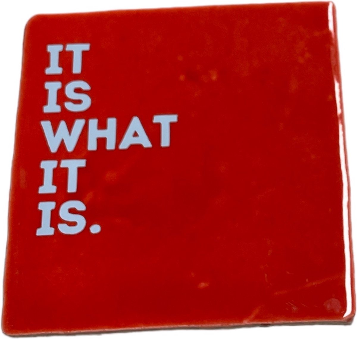 Hippe tegeltje met tekst: It is what it is | Rood met pastel blauw | Gepersonaliseerde cadeau | Hippe Spreuktegel | Nieuwe woning cadeau | Housewarming cadeau