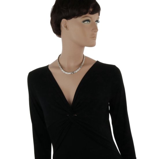 Mannequin portant un collier argenté à motif géométrique avec une robe noire.