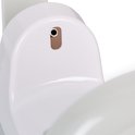 Detail van de witte zeepdispenser met een metalen knopje.