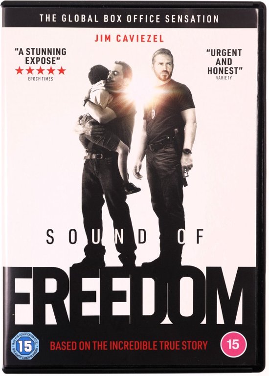 DVD-hoes van 'Sound of Freedom' met Jim Caviezel die een kind vasthoudt, met een andere man aan zijn zijde. De titel is in grote letters.