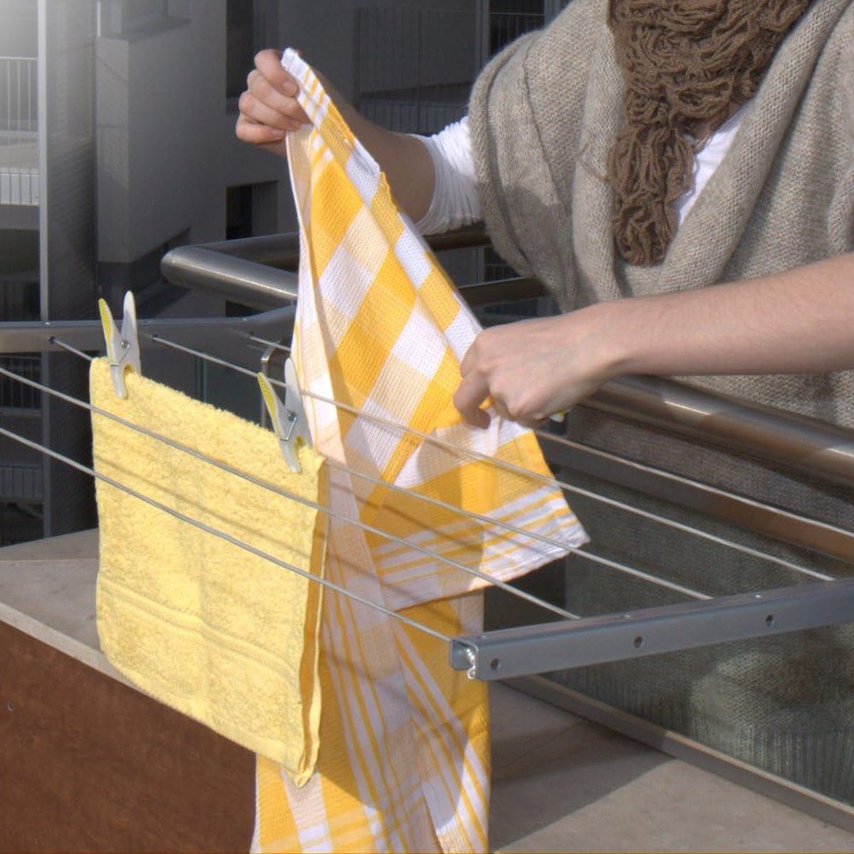 Grijze Aanpasbare en Opvouwbare Balkon Kleding Airer met Gratis Verzending