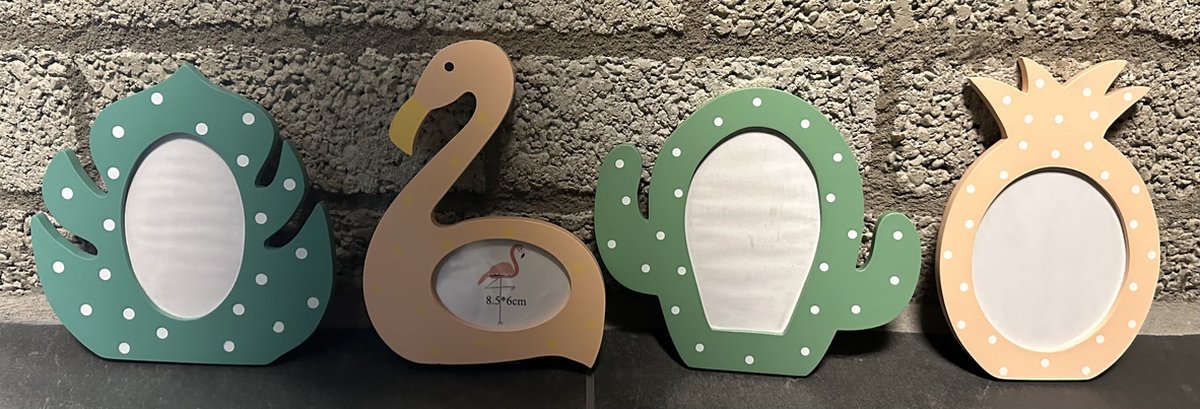 Decoratieve houten fotolijstjes "cactus,flamingo, cactus & ananas" - Set van 4 stuks - licht groen en licht oranje - hoogte 17.5 x 13 x 1 cm - foto formaat 7.5x12.5 cm / 8.5x6 cm / 9.5 x 11 cm - Woonaccessoires