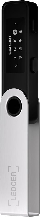 Zilverkleurige en zwarte Ledger Nano S Plus hardware wallet met scherm waarop Ethereum staat.